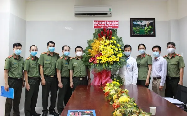 Công an TPHCM thăm, chúc mừng các đơn vị y tế ảnh 1