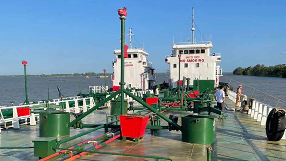 Bắt 2 tàu thủy trong đường dây buôn lậu xăng giả ảnh 1