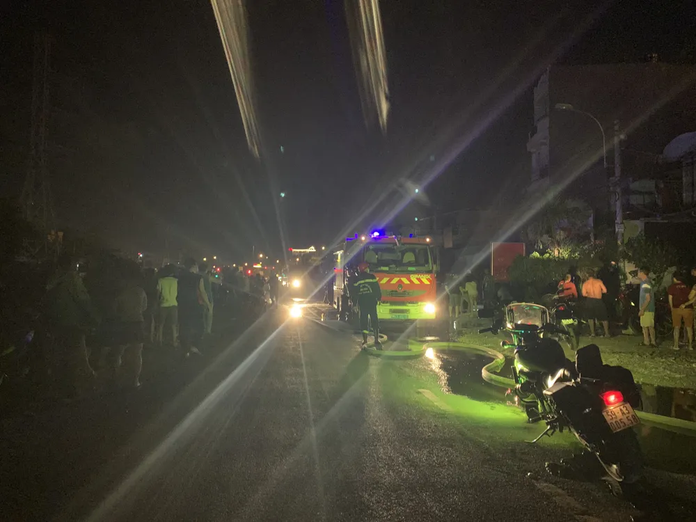 Cháy căn nhà 3 tầng ở TP Thủ Đức, nhiều người hoảng sợ ảnh 1