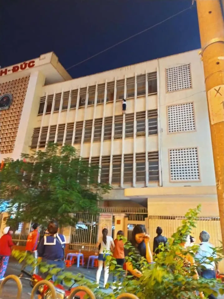 Bảo vệ cứu nữ sinh đu lan can ở tầng 3 trường THCS ở quận 1 ảnh 1