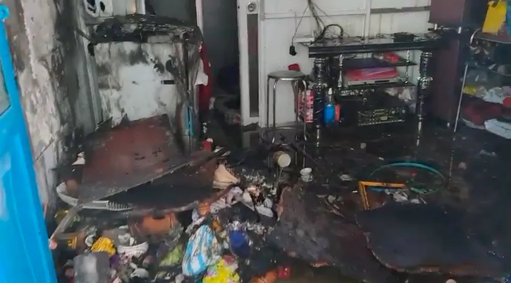 Nhà xưởng bốc cháy dữ dội lan ra dãy trọ ở huyện Bình Chánh ảnh 4