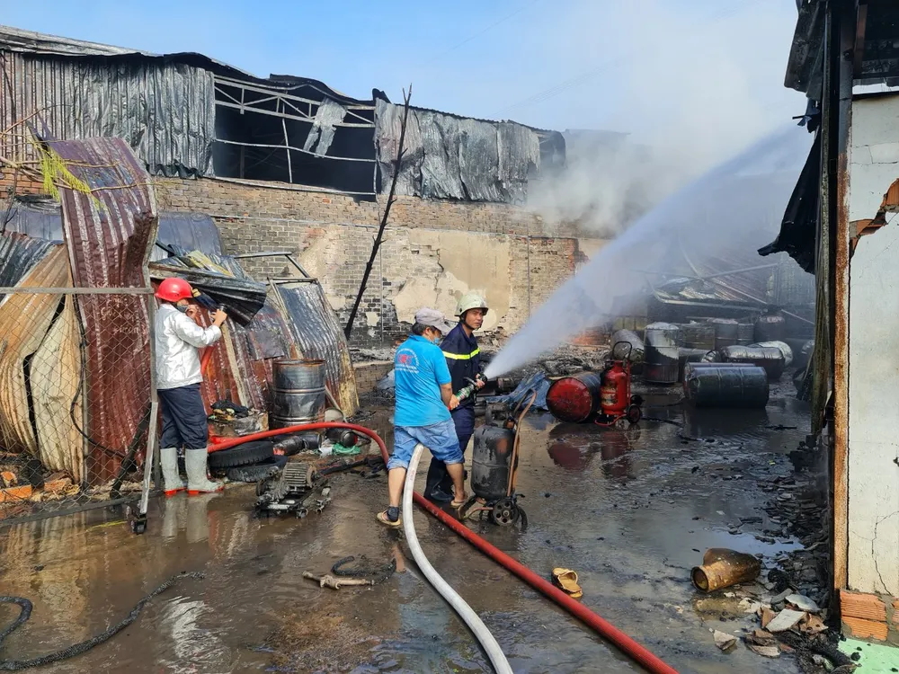 Nhà xưởng bốc cháy dữ dội lan ra dãy trọ ở huyện Bình Chánh ảnh 3