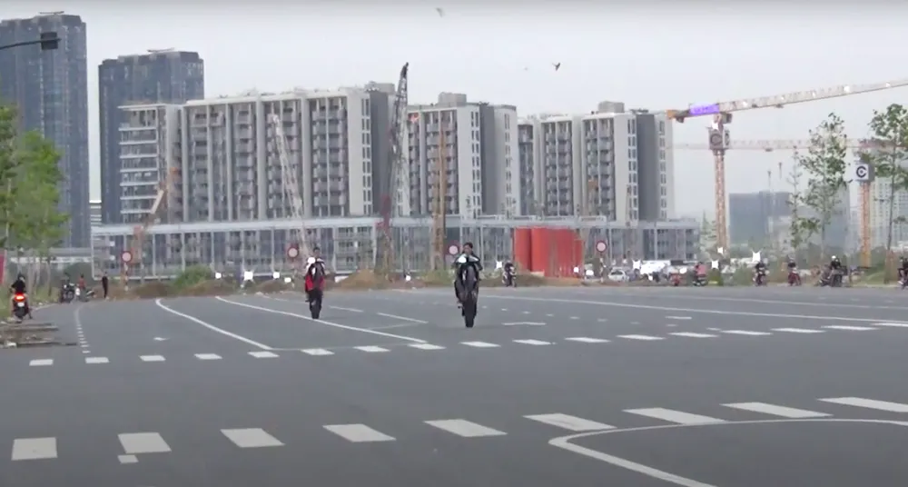 “Quái xế” tụ tập đua xe, bốc bánh gây náo loạn gần hầm Thủ Thiêm ảnh 6