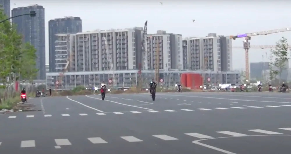 Công an túc trực nơi ''quái xế'' tụ tập đua xe gần hầm Thủ Thiêm ảnh 12