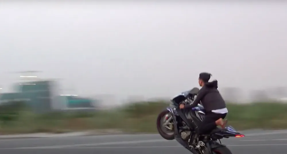 Công an túc trực nơi ''quái xế'' tụ tập đua xe gần hầm Thủ Thiêm ảnh 11