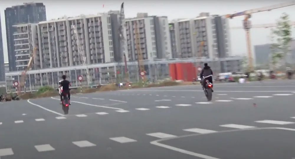 Công an túc trực nơi ''quái xế'' tụ tập đua xe gần hầm Thủ Thiêm ảnh 13