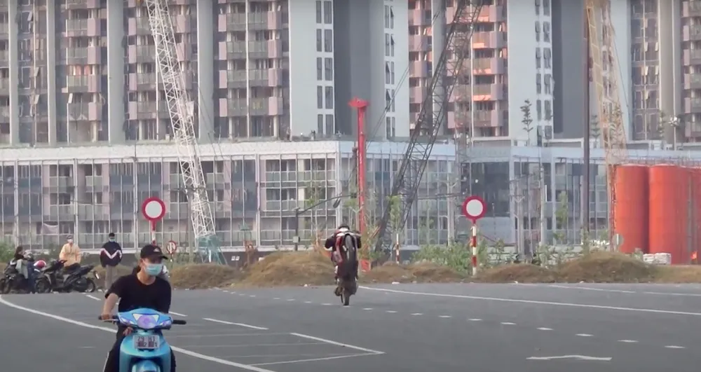 Công an túc trực nơi ''quái xế'' tụ tập đua xe gần hầm Thủ Thiêm ảnh 9