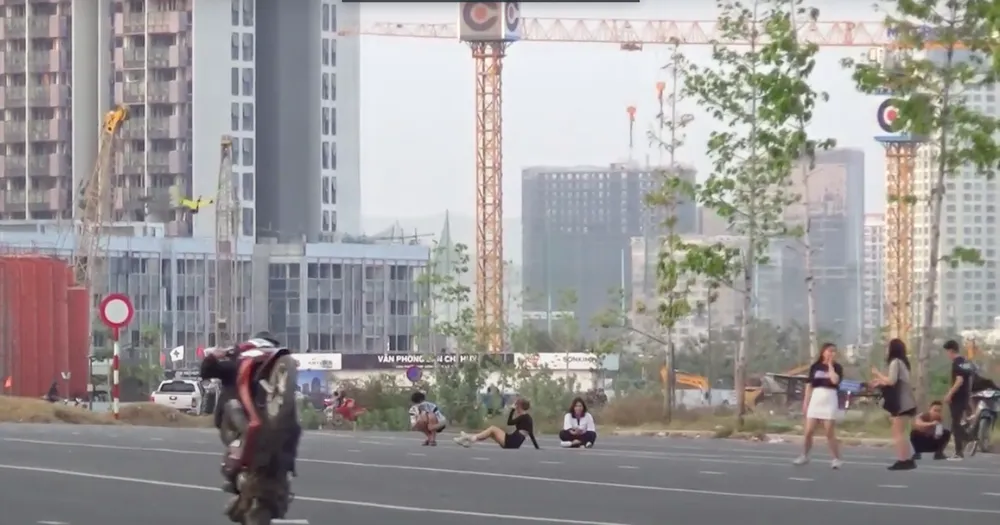 Công an túc trực nơi ''quái xế'' tụ tập đua xe gần hầm Thủ Thiêm ảnh 8