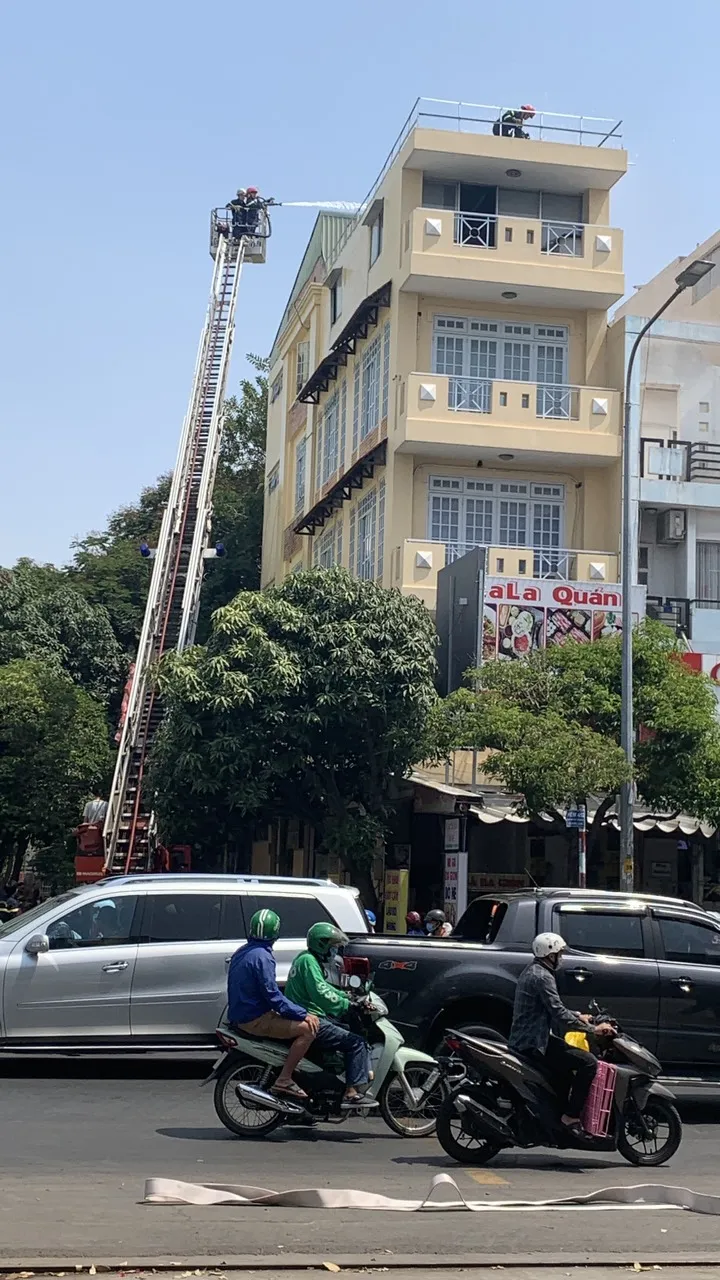 Cháy công ty chuyên buôn bán gà đông lạnh ở quận Gò Vấp thiêu rụi xe tải, nhiều xe máy ảnh 4