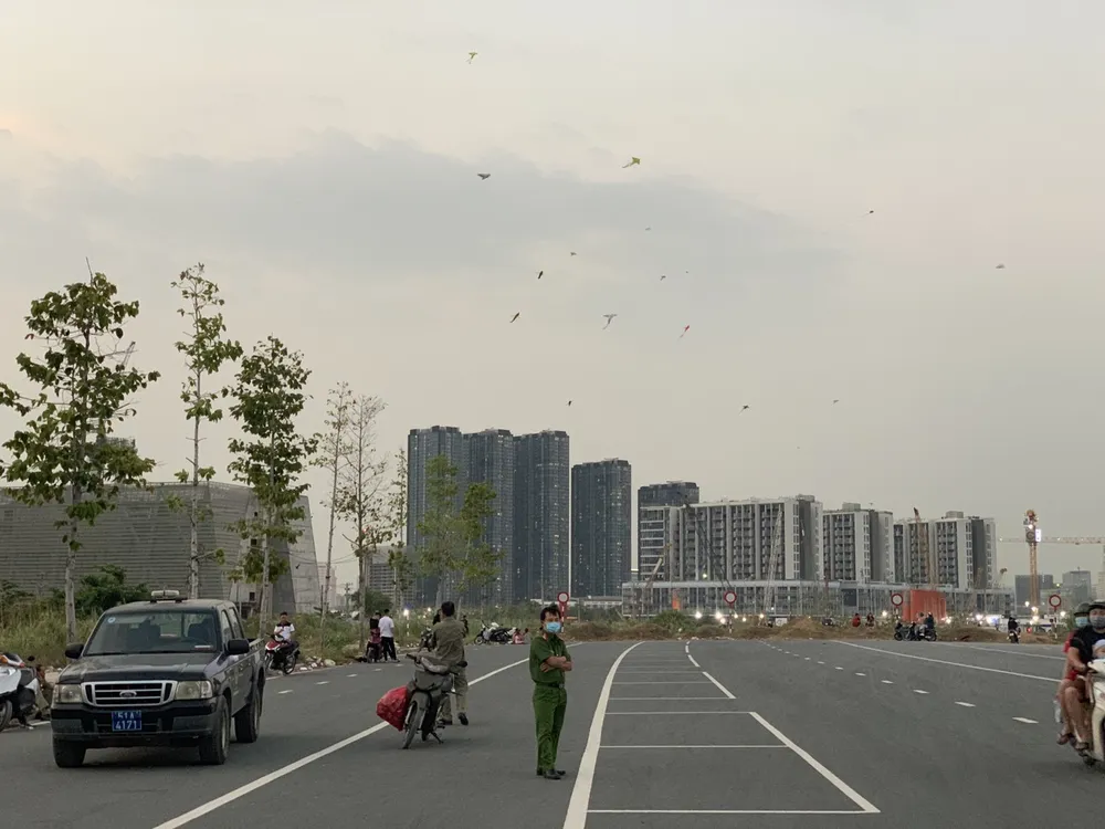 Công an túc trực nơi ''quái xế'' tụ tập đua xe gần hầm Thủ Thiêm ảnh 2