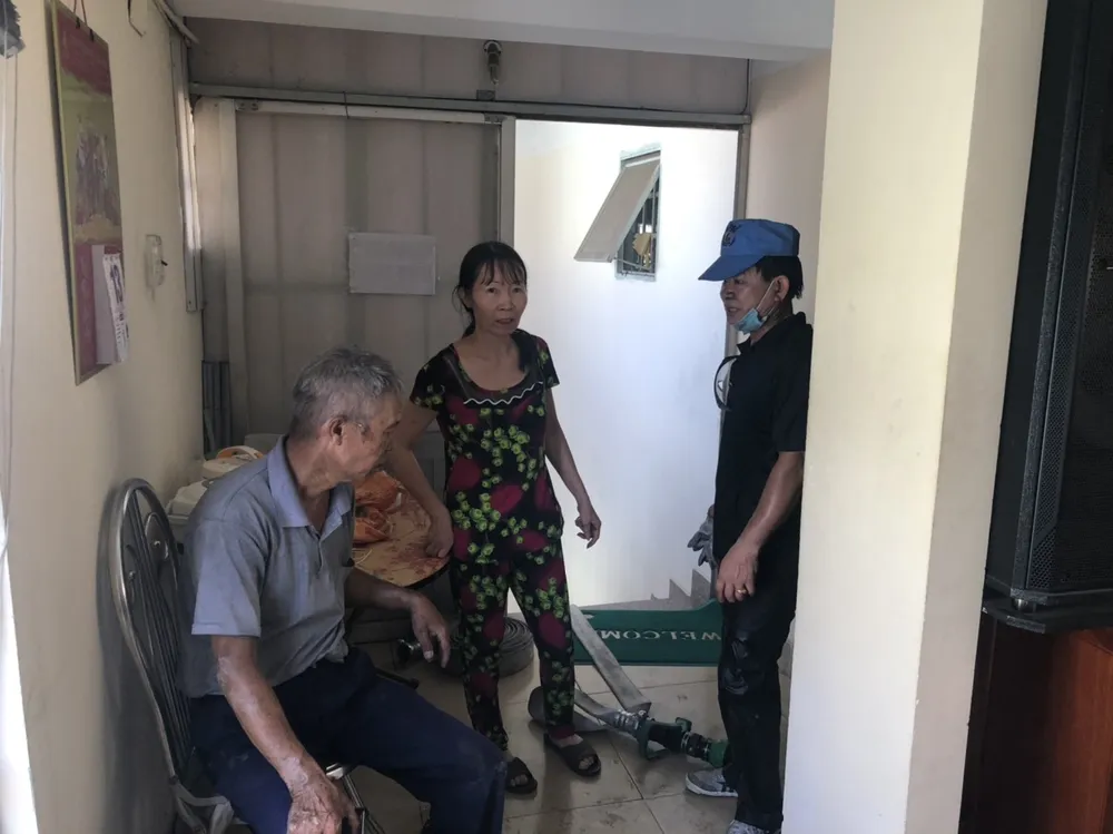 Giải cứu 2 người đàn ông trong căn nhà 4 tầng bốc cháy ở quận Gò Vấp ảnh 2