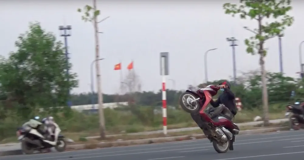 Công an túc trực nơi ''quái xế'' tụ tập đua xe gần hầm Thủ Thiêm ảnh 7