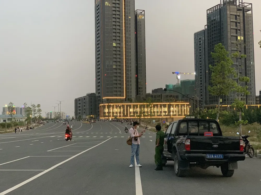 Công an túc trực nơi ''quái xế'' tụ tập đua xe gần hầm Thủ Thiêm ảnh 4
