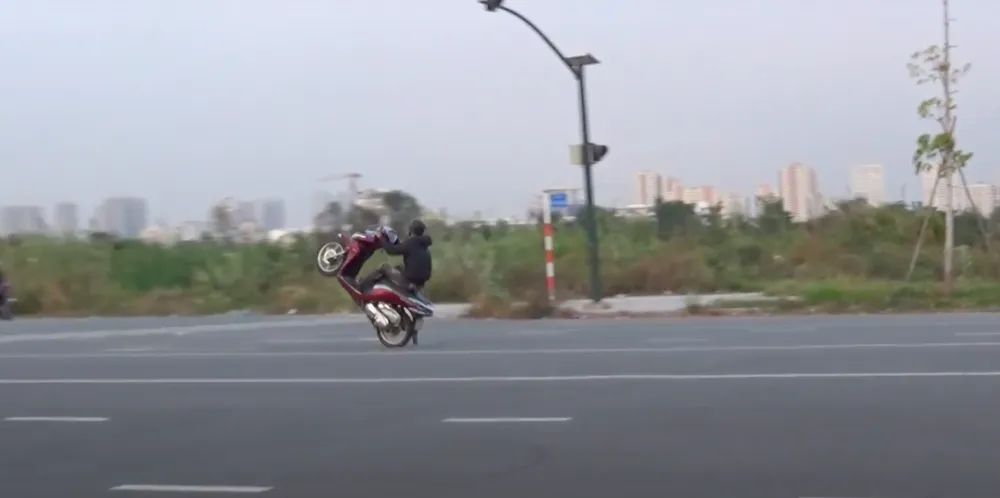 “Quái xế” tụ tập đua xe, bốc bánh gây náo loạn gần hầm Thủ Thiêm ảnh 8