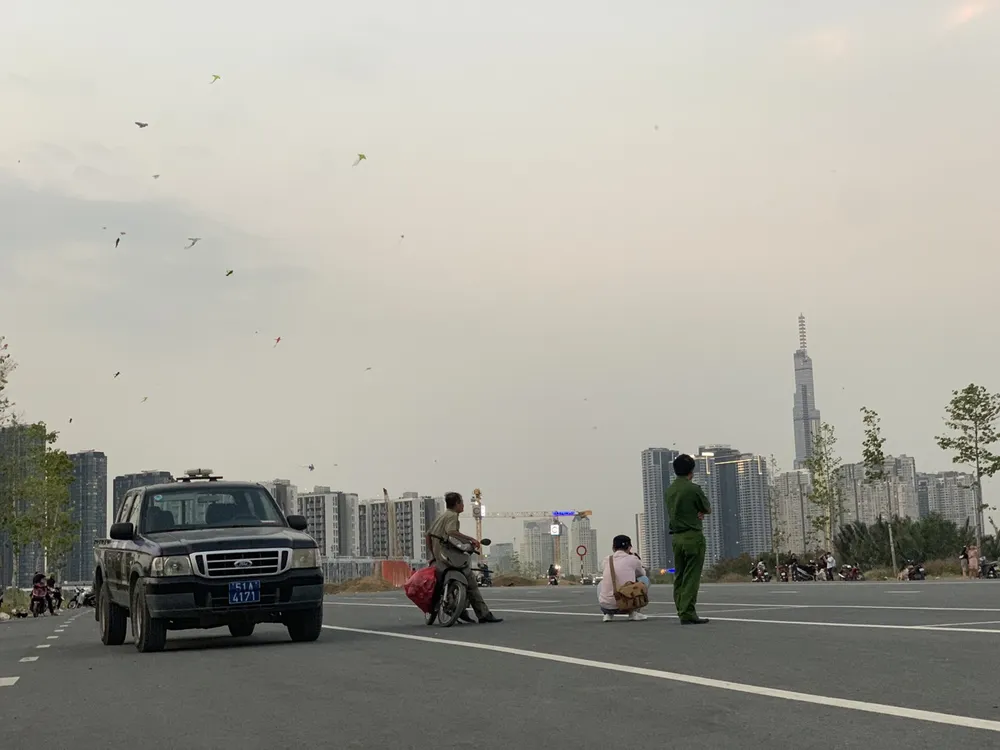 Công an túc trực nơi ''quái xế'' tụ tập đua xe gần hầm Thủ Thiêm ảnh 5