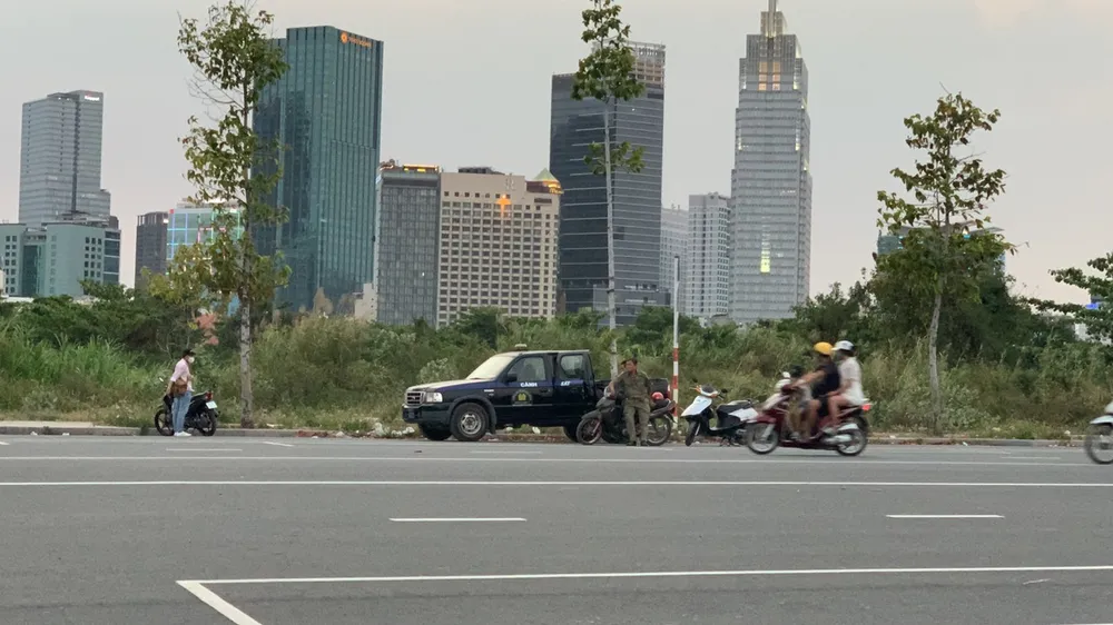 Công an túc trực nơi ''quái xế'' tụ tập đua xe gần hầm Thủ Thiêm ảnh 1