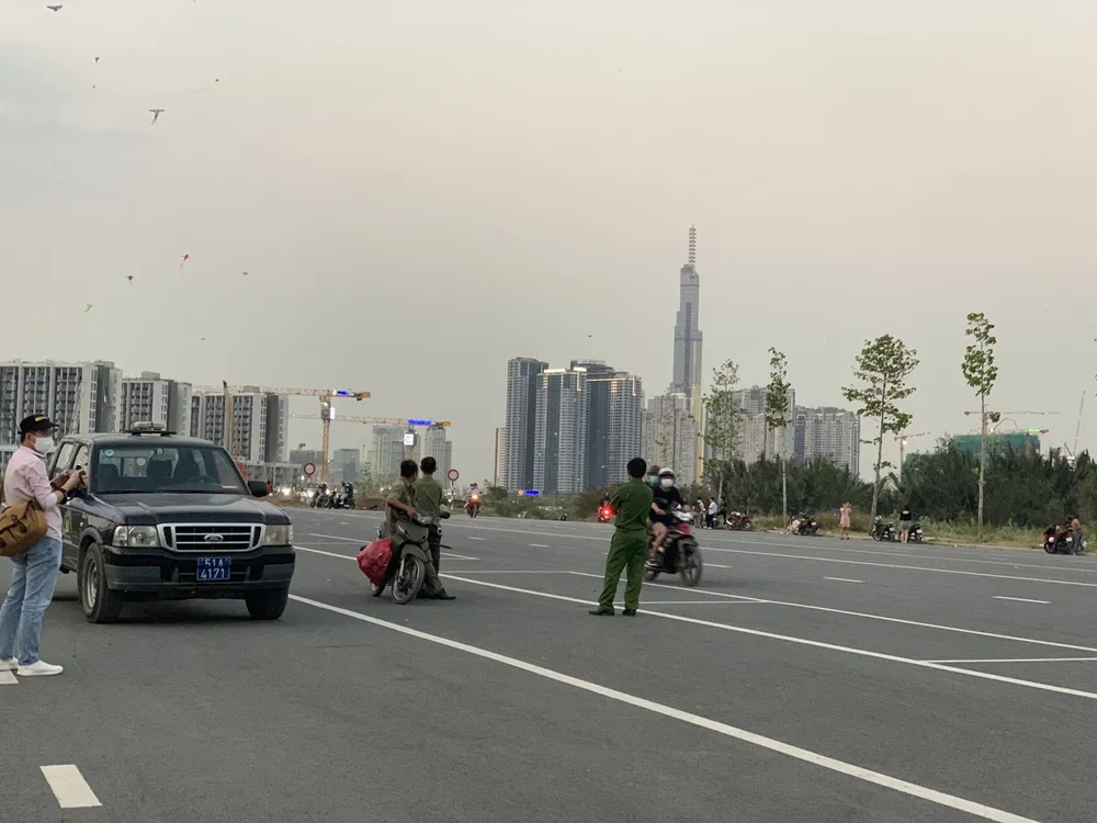 Nơi “quái xế” đua xe, bốc bánh gần hầm Thủ Thiêm là đoạn đường nằm trong dự án đang thi công ảnh 1