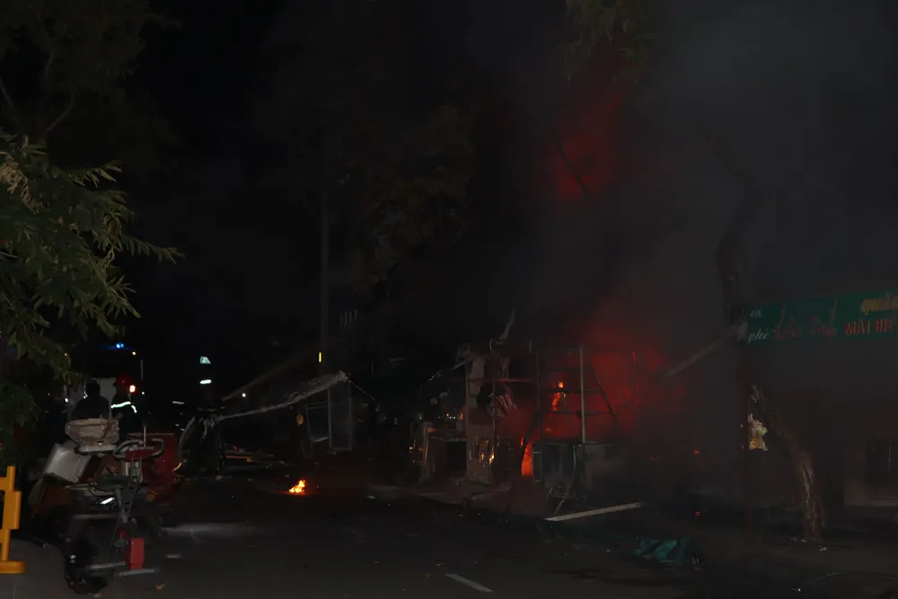 Cháy nhà dân ở quận 7, nhiều người hoảng sợ ảnh 4