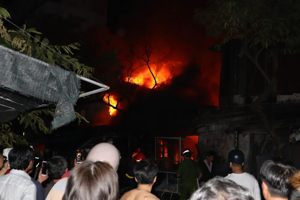 Cháy nhà dân ở quận 7, nhiều người hoảng sợ ảnh 2