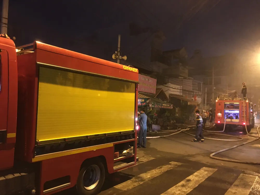 Cháy nhà dân ở quận 7, nhiều người hoảng sợ ảnh 3