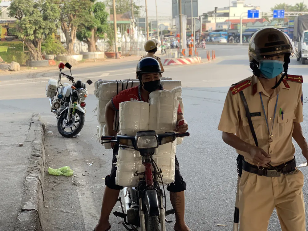 ''Xe máy mua vài trăm ngàn, CSGT lập biên bản, tôi bỏ luôn!'' ảnh 1