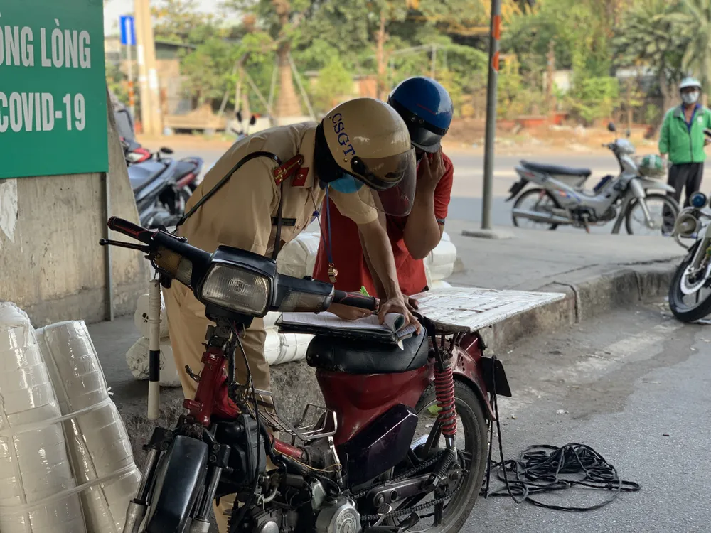 ''Xe máy mua vài trăm ngàn, CSGT lập biên bản, tôi bỏ luôn!'' ảnh 2