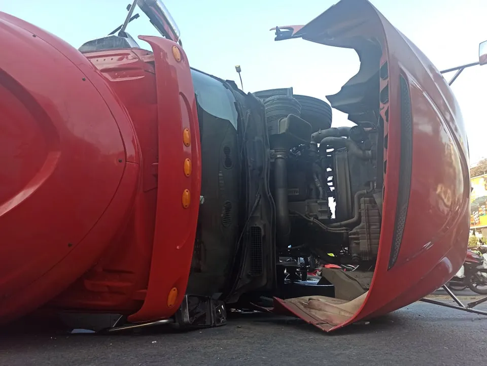 Xe container lật chắn giữa vòng xoay, giao thông ùn ứ kéo dài ảnh 2