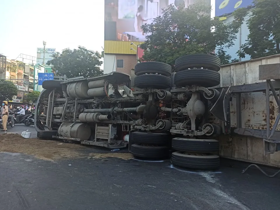 Xe container lật chắn giữa vòng xoay, giao thông ùn ứ kéo dài ảnh 1