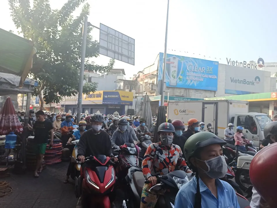 Xe container lật chắn giữa vòng xoay, giao thông ùn ứ kéo dài ảnh 3