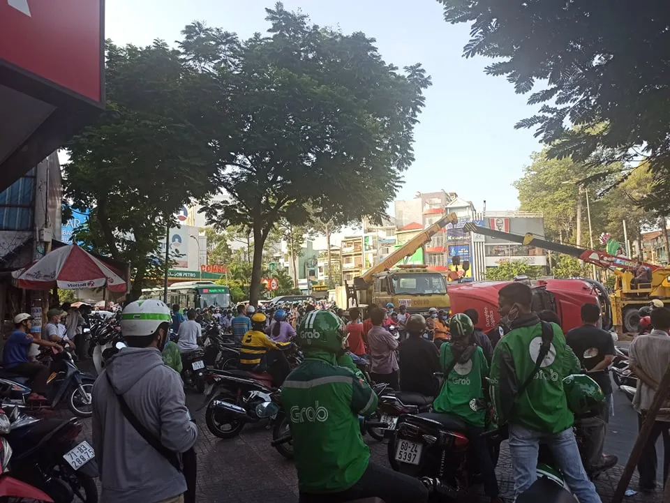 Xe container lật chắn giữa vòng xoay, giao thông ùn ứ kéo dài ảnh 4