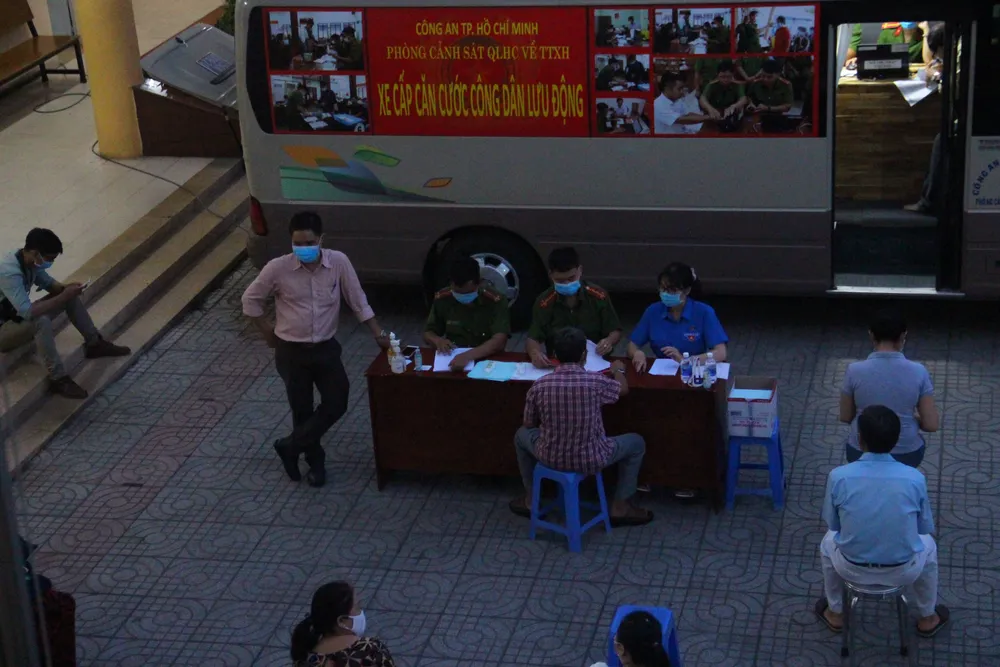 Nhiều người già, trẻ em được xe cấp CCCD lưu động “phục vụ” tới đêm ở TP Thủ Đức ảnh 1