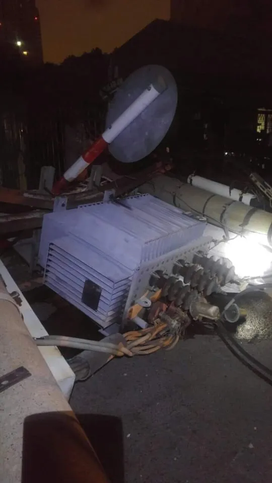  Xe ô tô tông nhiều cột điện khiến hàng trăm hộ dân bị ảnh hưởng, mất điện  ảnh 1