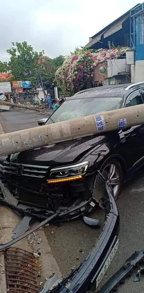  Xe ô tô tông nhiều cột điện khiến hàng trăm hộ dân bị ảnh hưởng, mất điện  ảnh 2