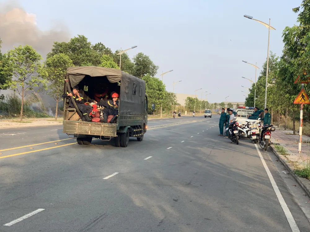 Cháy lớn ở bãi cỏ rộng hàng chục hecta trong khu công nghệ cao ảnh 6