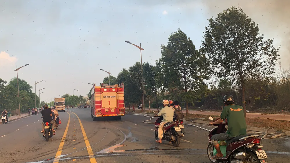 Cháy lớn ở bãi cỏ rộng hàng chục hecta trong khu công nghệ cao ảnh 2