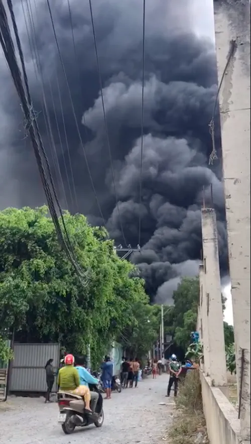 Bãi phế liệu ở huyện Bình Chánh bốc cháy dữ dội giữa trưa ảnh 1