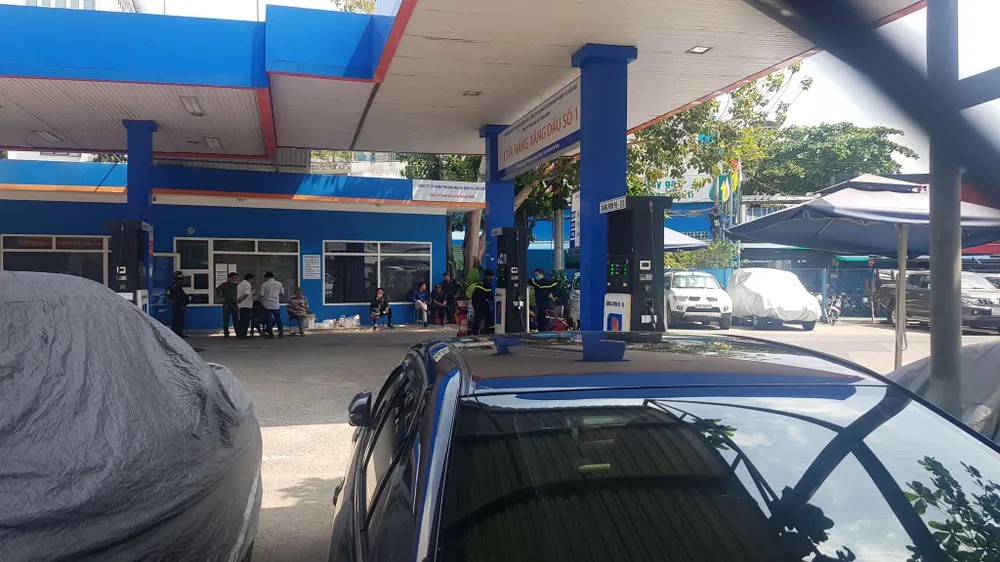 Công an phong tỏa, khám xét một cửa hàng xăng dầu ở quận Gò Vấp ảnh 3