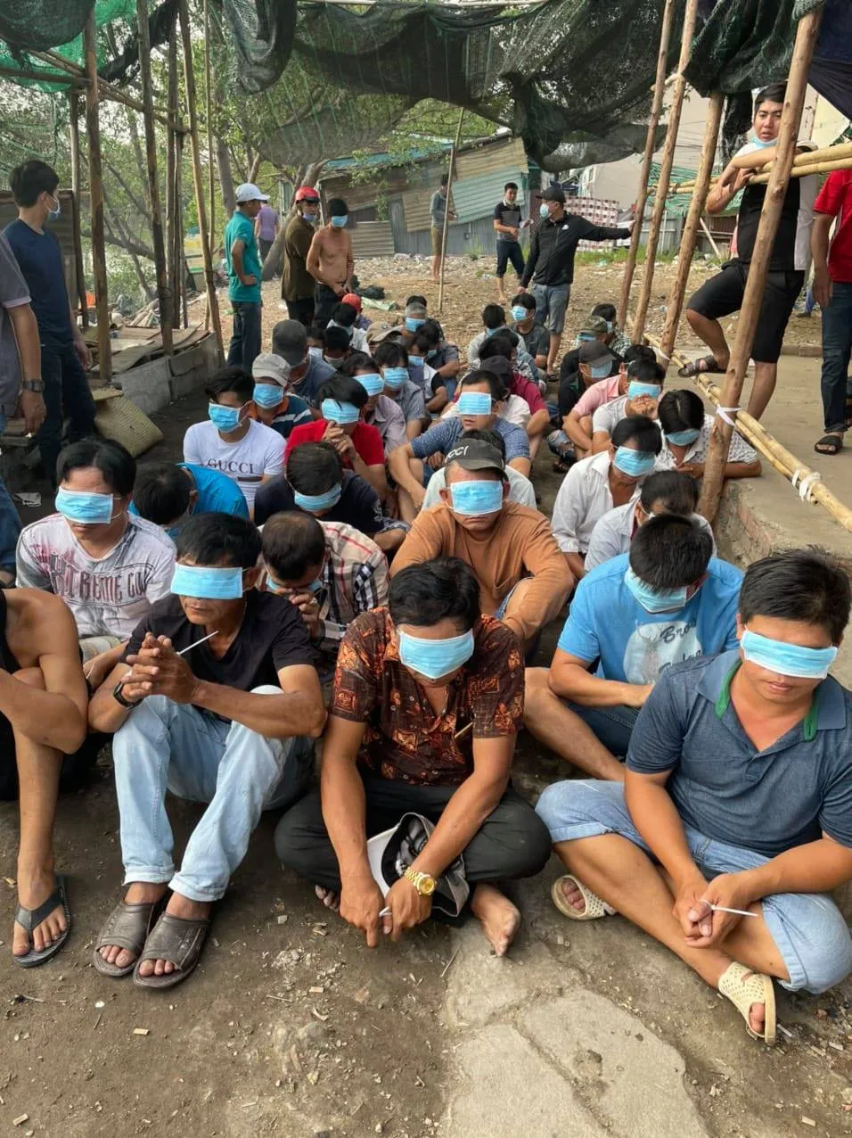 Công an chèo ghe triệt phá trường gà, bắt gần 50 con bạc ảnh 1