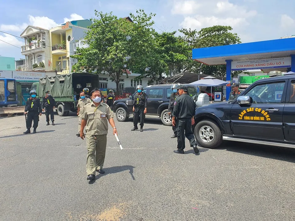 Công an phong tỏa, khám xét một cửa hàng xăng dầu ở quận Gò Vấp ảnh 4