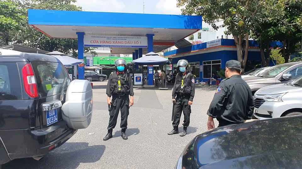 Công an phong tỏa, khám xét một cửa hàng xăng dầu ở quận Gò Vấp ảnh 1