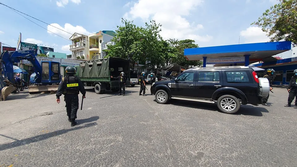 Công an phong tỏa, khám xét một cửa hàng xăng dầu ở quận Gò Vấp ảnh 2