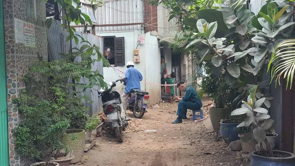 Công an phong toả khám nghiệm hiện trường. Ảnh: C.T