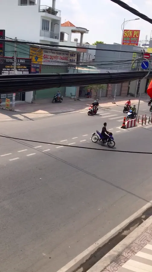 Gần 100 “quái xế” tụ tập chạy xe gây rối ở huyện Hóc Môn ảnh 1