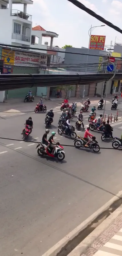 Gần 100 “quái xế” tụ tập chạy xe gây rối ở huyện Hóc Môn ảnh 2