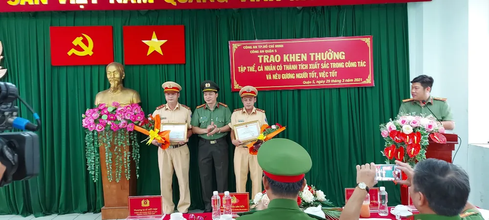 Khen thưởng 2 CSGT “mở đường” cho ô tô chở sản phụ đến bệnh viện ảnh 1