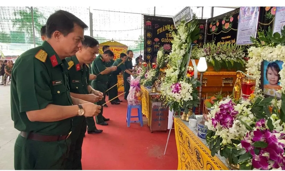 Bộ Tư lệnh TPHCM thăm, động viên gia đình nạn nhân vụ hỏa hoạn 6 người tử vong ảnh 1