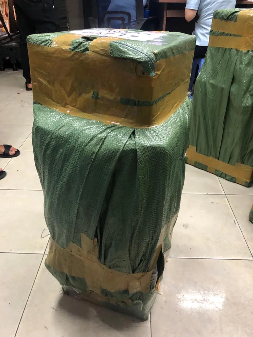 Bắt giữ 4 kg ma túy tổng hợp và 8,7 kg cần sa chờ xuất cảnh đi Đài Loan ảnh 1