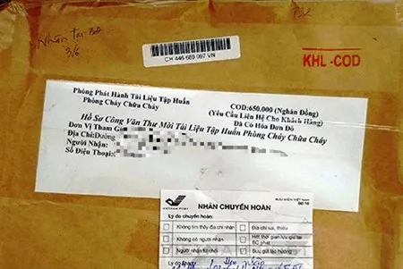 Giả danh cảnh sát phòng cháy chữa cháy lừa gạt bán sách, tài liệu ảnh 1