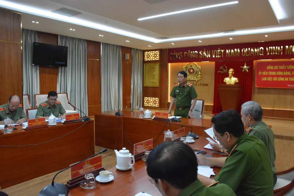 Thứ trưởng Bộ Công an Lê Quốc Hùng thăm, làm việc với Công an TPHCM ảnh 1