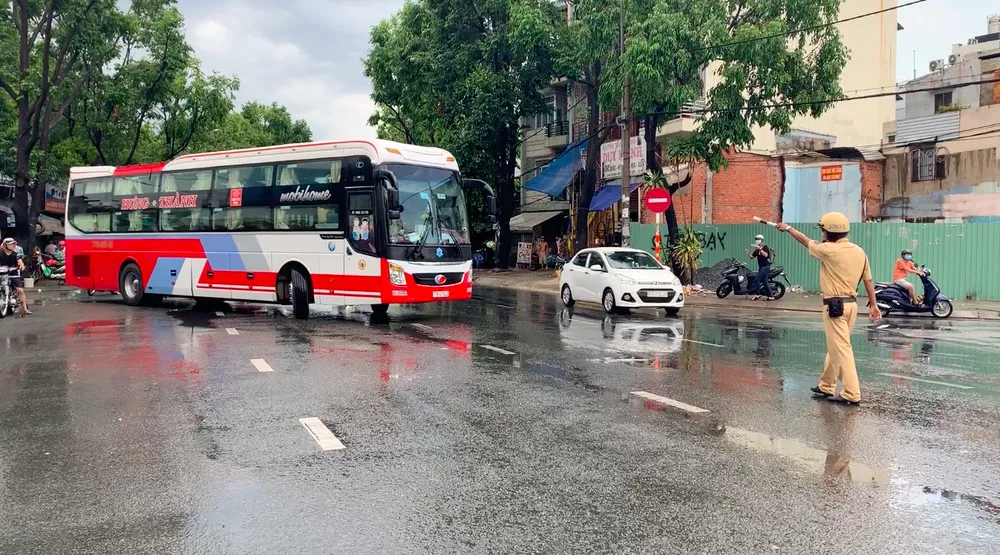 Chưa giải quyết dứt điểm hoạt động 2 bến xe cóc trên đường Đinh Bộ Lĩnh, quận Bình Thạnh  ảnh 2